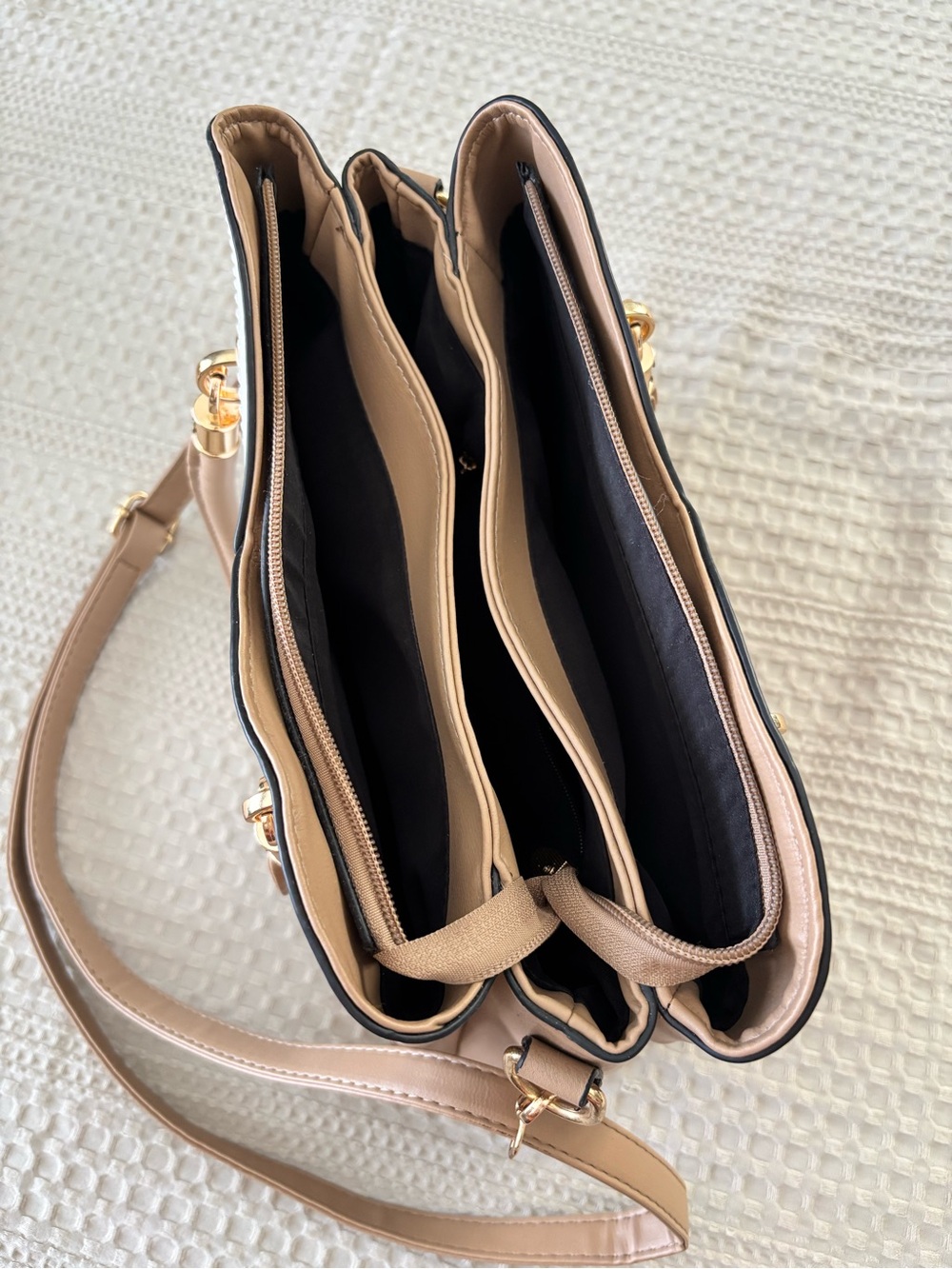 Elegant Two-Tone White & Tan Shoulder Bag - Picture 2 of 4